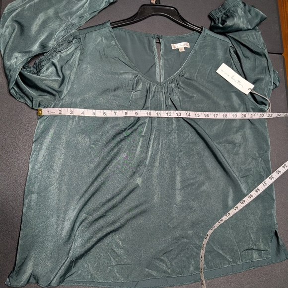 Nine Britton Green Silky Ruffle Trim Long Sleeve V-neck Blouse Size Large NWT - Picture 7 of 8